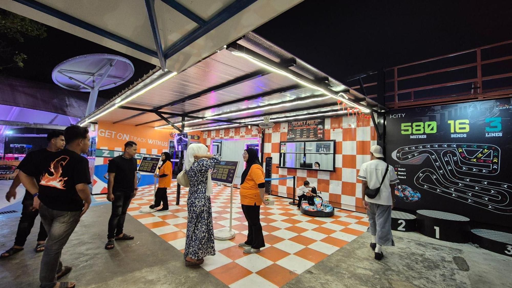 9Pax 2R2B Family Suite, I-City, I-Suite, Hyde, Beside Theme Park, Wifi 50-55" Smart Tv 샤알람 외부 사진